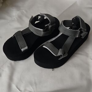 Outwoods Chunky Black Platform Sandals with Gray Straps NWT